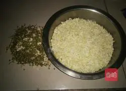 Illustration of how to make pork and sophora flower dumplings 1