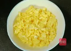 Illustration of how to make carrot, fungus, and egg fried rice 7