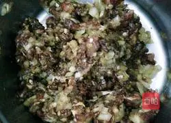 Illustration of how to make shrimp and leek dumplings 2