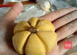 Illustration of how to make pumpkin steamed buns 5