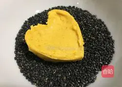 Illustration of how to make love pumpkin cake 8