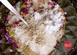 Illustration of how to make banana rice and purple cabbage cake 4