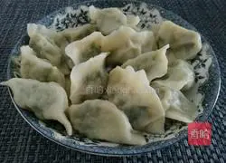 Illustration of how to make three fresh dumplings 8