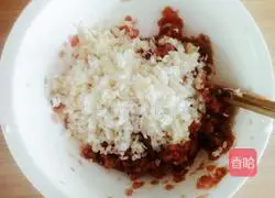 Illustration of how to make cabbage and pork wontons 4