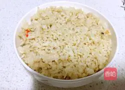 Illustration of how to make shrimp and pea fried rice 4