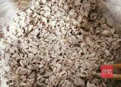 Illustration of how to make pepper-flavored black rice egg pancake 4