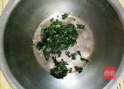 Illustration of how to make pepper leaf pancakes 4