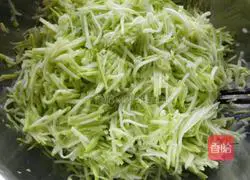 Illustration of how to make steamed buns with vegetarian stuffing of zucchini 1