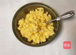 Illustration of how to make scallop and egg fried rice 10