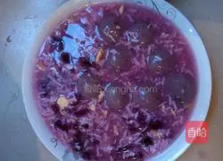 Illustration of how to make black glutinous rice glutinous rice dumplings with sesame filling and boiled purple sweet potato sweet wine eggs 7