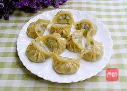 Illustration of how to make leek and pork dumplings 10