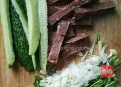 Illustration of how to make pancakes and fruits in an electric pan 1