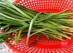 Illustration of how to make leek and egg dumpling fillings 1