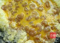 Illustration of how to make shrimp, beef and egg fried rice 2