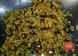 Illustration of how to make curry beef and egg fried rice 9