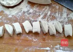 Illustration of how to make cowpea meat buns 7