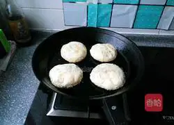 Illustration of making five-spice yeast sesame cake 15