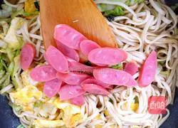 Illustration of how to make vegetable and egg fried noodles 15