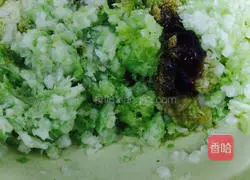 Illustration of how to make cabbage and egg dumplings 5