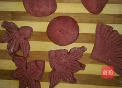 Illustration of how to make red rice and fish steamed buns 3