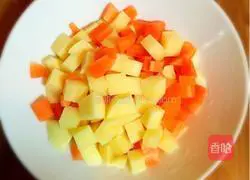 Illustration of how to make braised rice with potatoes, sausages and carrots 1