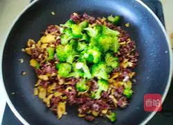 Illustration of how to make fried black rice with broccoli 13