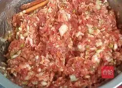 Illustration of how to make glutinous rice balls stuffed with meat filling 1