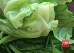 Illustration of how to make celery, cabbage and meat buns 1