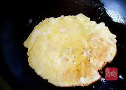 Illustration of how to make egg pancakes rolled with ham 5