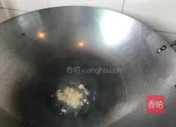 Illustration of how to make pineapple, shrimp and egg fried rice 9