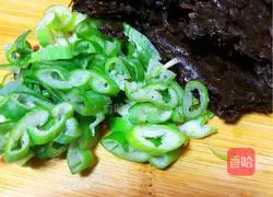 Illustration of how to make fried rice with sprouts and bean paste 1