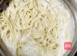 Illustration of how to make noodles with scallion oil 4
