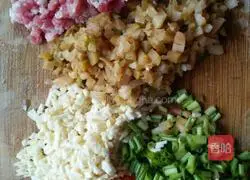 Illustration of how to make five-color stuffed dumplings 1