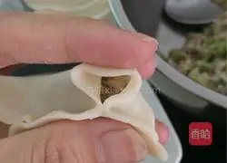 Illustration of how to make celery and pork dumplings 10
