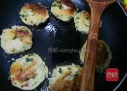 Illustration of how to make pan-fried salmon and hash browns 10