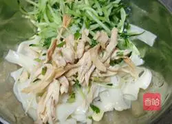 Illustration of how to make shredded chicken noodles 6