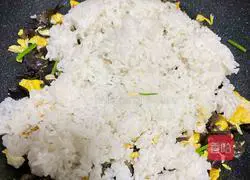 Illustration of how to make egg and fungus fried rice 7