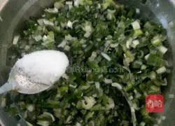 Illustration of how to make scallion pancakes 2