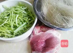 Illustration of how to make potato and vine fried noodles 1