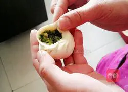 Illustration of how to make homemade steamed buns 14