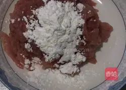 Illustration of how to make shredded pork with Beijing sauce and egg pancake 4