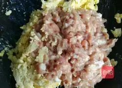 Illustration of how to make shrimp, leek, and egg dumpling fillings 13