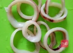 Illustration of how to make sesame raisin seafood fried rice 3