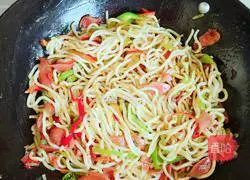 Illustration of how to make fried noodles with hot pepper and ham 5