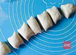 Illustration of how to make flowering steamed buns 11