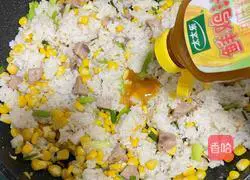 Illustration of how to make fried rice with corn sausage 7