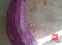 Illustration of how to make steamed buns with purple potato and bean paste filling 1