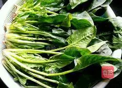 Illustration of how to make cabbage dumpling wrappers 1