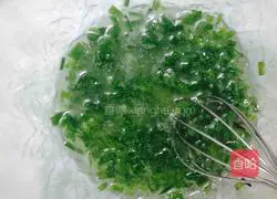 Illustration of how to make salty crispy green onion cakes 1