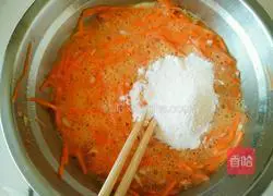 Illustration of how to make carrot, bacon and egg pancakes 6